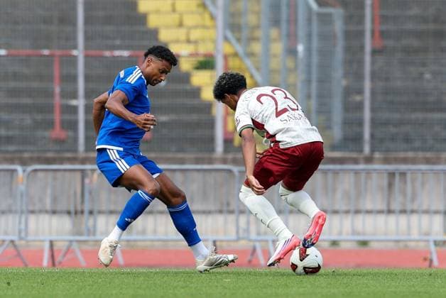 im Zweikampf, Aktion, mit Daniel Biermann 2 (Tuerkspor Augsburg), Faik Sakar 23 (FC Augsburg), FC Augsburg vs. BFV-Schwaben-Auswahl, Fussball, 1. Bundesliga, Testspiel, Saison 2026 27, 18.07.2026 Augsburg Bayern Deutschland *** One-on-one, action, featuring Daniel Biermann 2 (Tuerkspor Augsburg) and Faik Sakar 23 (FC Augsburg), FC Augsburg vs. BFV Schwaben Select, soccer, Bundesliga 1, Friendly, 2026–27 Season, July 18, 2026, Augsburg, Bavaria, Germany Copyright: xkolbert-press ChristianxKolbertx
