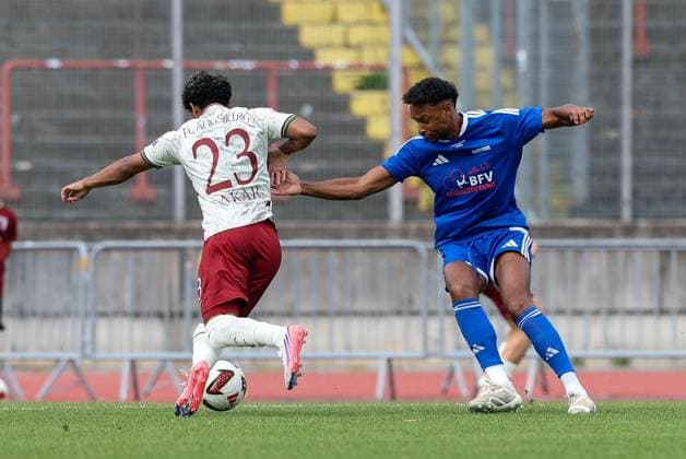 im Zweikampf, Aktion, mit Faik Sakar 23 (FC Augsburg), Daniel Biermann 2 (Tuerkspor Augsburg), FC Augsburg vs. BFV-Schwaben-Auswahl, Fussball, 1. Bundesliga, Testspiel, Saison 2026 27, 18.07.2026 Augsburg Bayern Deutschland *** One-on-one, Action, featuring Faik Sakar 23 (FC Augsburg), Daniel Biermann 2 (Tuerkspor Augsburg), FC Augsburg vs. BFV Schwaben Select, Soccer, Bundesliga 1, Friendly, 2026–27 Season, July 18, 2026, Augsburg, Bavaria, Germany Copyright: xkolbert-press ChristianxKolbertx