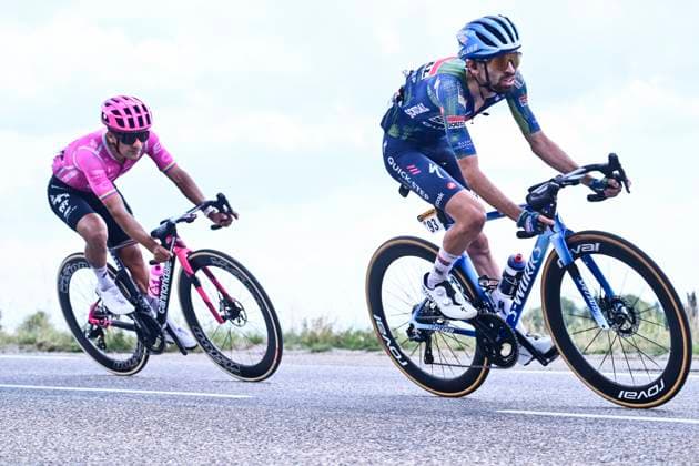 Tour de France 2026 Stage 14 LE MARKSTEIN, FRANCE - JULY 18 : Paret-Peintre Valentin (FRA) of Soudal Quick Step, Carapaz Richard (ECU) of EF Education EasyPost in action during stage 14 of the 113rd edition of Tour de France an UCI World Tour 2.UWT cycling road race stage for Men Elite of 155 km with start in Mulhouse and finish in Le Markstein on July 18, 2026 in Le Markstein, France, 18 07 2026 ( Motordriver Kurt Vandenborre - Le Markstein France  Copyright: xPeterxDexVoechtx