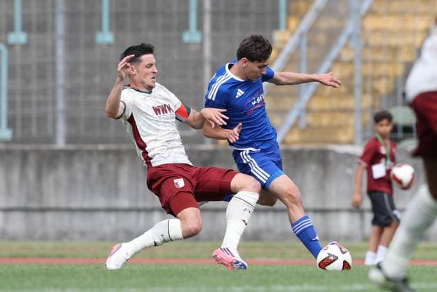 im Zweikampf, Aktion, mit Keven Schlotterbeck 31 (FC Augsbburg), Finn Schmutterer 19 (TSV Bobingen), FC Augsburg vs. BFV-Schwaben-Auswahl, Fussball, 1. Bundesliga, Testspiel, Saison 2026 27, 18.07.2026 Augsburg Bayern Deutschland *** One-on-one, action, featuring Keven Schlotterbeck (31, FC Augsburg) and Finn Schmutterer (19, TSV Bobingen), FC Augsburg vs. BFV Schwaben Select, soccer, 1. Bundesliga, Friendly, 2026–27 Season, July 18, 2026, Augsburg, Bavaria, Germany Copyright: xkolbert-press ChristianxKolbertx