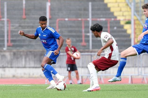 im Zweikampf, Aktion, mit Faik Sakar 23 (FC Augsburg), FC Augsburg vs. BFV-Schwaben-Auswahl, Fussball, 1. Bundesliga, Testspiel, Saison 2026 27, 18.07.2026 Augsburg Bayern Deutschland *** One-on-one, Action, featuring Faik Sakar 23 (FC Augsburg), FC Augsburg vs. BFV Schwaben Select, Soccer, Bundesliga 1, Friendly Match, 2026–27 Season, July 18, 2026, Augsburg, Bavaria, Germany Copyright: xkolbert-press ChristianxKolbertx