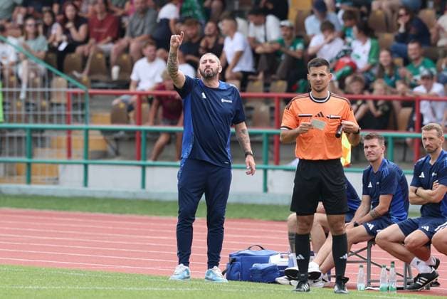 Trainer Sascha Moelders (BFV-Schwaben-Auswahl) gibt Anweisungen am Spielfeldrand, FC Augsburg vs. BFV-Schwaben-Auswahl, Fussball, 1. Bundesliga, Testspiel, Saison 2026 27, 18.07.2026 Augsburg Bayern Deutschland *** Coach Sascha Moelders of the BFV Schwaben Select Team gives instructions from the sidelines, FC Augsburg vs. BFV Schwaben Select Team, soccer, Bundesliga 1, friendly match, 2026–27 season, July 18, 2026, Augsburg, Bavaria, Germany Copyright: xkolbert-press ChristianxKolbertx