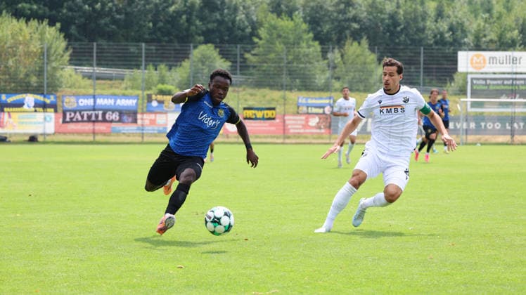 18.07.2026, xrekx, Fussball Testspiel, SV Sandhausen - 1. FC Saarbruecken v.l. Kelsey Owusu (1.FC Saarbruecken) Lukas Mazagg (SV Sandhausen) (DFL DFB REGULATIONS PROHIBIT ANY USE OF PHOTOGRAPHS as IMAGE SEQUENCES and or QUASI-VIDEO) Lautenbach *** July 18, 2026, xrekx, Soccer Friendly Match, SV Sandhausen 1 FC Saarbrücken v l Kelsey Owusu 1 FC Saarbrücken Lukas Mazagg SV Sandhausen DFL DFB REGULATIONS PROHIBIT ANY USE OF PHOTOGRAPHS as IMAGE SEQUENCES and or QUASI-VIDEO Lautenbach