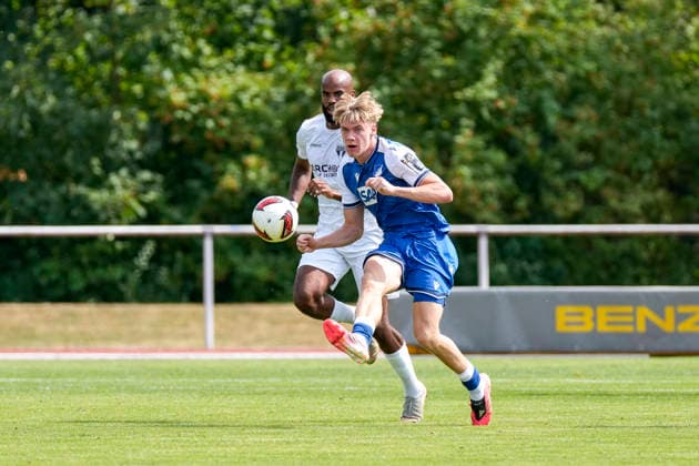 v.li.: Meghon Valpoort (SGV, 77), Nathan De Cat (Hoffenheim, 17, Neuzugang) am Ball, Aktion, Action, Spielszene, 18.07.2026, Bad Friedrichshall (Deutschland), Fussball, Testspiel, TSG 1899 Hoffenheim - SGV Heilbronn-Freiberg, DFB DFL REGULATIONS PROHIBIT ANY USE OF PHOTOGRAPHS AS IMAGE SEQUENCES AND OR QUASI-VIDEO. *** From left: Meghon Valpoort (SGV), 77; Nathan De Cat (Hoffenheim), 17; new signing with the ball; action; game scene; July 18, 2026, Bad Friedrichshall, Germany, soccer, friendly match, TSG 1899 Hoffenheim vs. SGV Heilbronn Freiberg, DFB and DFL regulations prohibit any use of photographs as image sequences and or quasi-video xozx