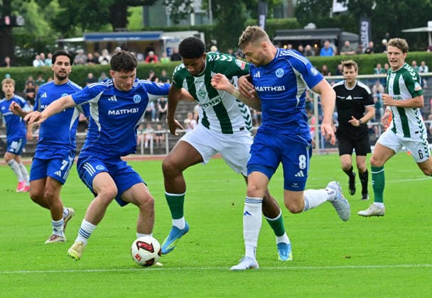 18.07.2026, GER, Fußball, Testsspiel, Verden, FC Verden 04 vs SV Werder Bremen Salim Musah (Werder 29) versucht sich gegen Jannis Niestadt (Vereden 08) durchzusetzen Verden (Aller) Stadion Berliner Ring Niedersachsen Deutschland *** July 18, 2026, GER, Soccer, Friendly Match, Verden, FC Verden 04 vs. SV Werder Bremen; Salim Musah (Werder 29) tries to get past Jannis Niestadt (Verden 08); Verden Aller Stadium, Berliner Ring, Lower Saxony, Germany Copyright: xnordphotoxGmbH xWitkex