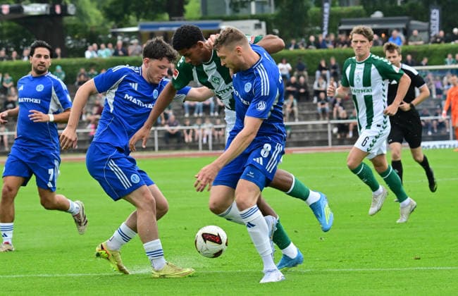 18.07.2026, GER, Fußball, Testsspiel, Verden, FC Verden 04 vs SV Werder Bremen Salim Musah (Werder 29) versucht sich gegen Jannis Niestadt (Vereden 08) durchzusetzen Verden (Aller) Stadion Berliner Ring Niedersachsen Deutschland *** July 18, 2026, GER, Soccer, Friendly Match, Verden, FC Verden 04 vs. SV Werder Bremen; Salim Musah (Werder 29) tries to get past Jannis Niestadt (Verden 08); Verden Aller Stadium, Berliner Ring, Lower Saxony, Germany Copyright: xnordphotoxGmbH xWitkex