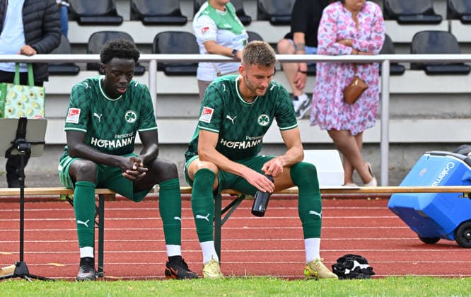 18.07.2026 - Fussball - Saison 2026 2027 - Testspiel Freundschaftsspiel Vorbereitungsspiel - SpVgg Greuther Fürth ( Kleeblatt ) - FC Zürich - Sportfoto Zink MeZi - xmexzix - regulations prohibit any use of photographs as image sequences and or quasi-video - only for editorial use - Omar Sillah (42, SpVgg Greuther Fürth ) Felix Higl (18, SpVgg Greuther Fürth, rechts ) enttäuscht Enttäuschung nach Spielende *** July 18, 2026 Soccer Season 2026–2027 Exhibition Match Friendly Match Preseason Match SpVgg Greuther Fürth Kleeblatt FC Zurich Sports Photo Zink MeZi xmexzix Regulations prohibit any use of photographs as image sequences and or quasi-video; for editorial use only. Omar Sillah 42, SpVgg Greuther Fürth; Felix Higl 18, SpVgg Greuther Fürth, on the right, looking disappointed; Disappointment after the game ended