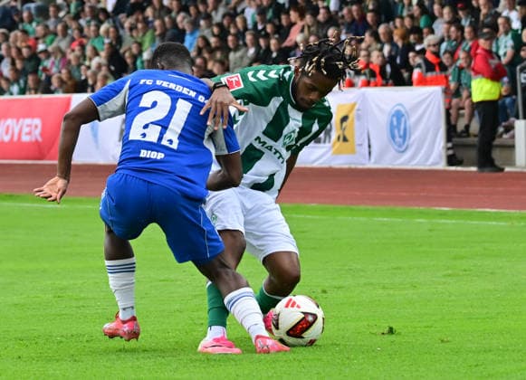 18.07.2026, GER, Fußball, Testsspiel, Verden, FC Verden 04 vs SV Werder Bremen Samuel Mbangula (Werder 07) versucht sich gegen Mamadou Ibrahima Diop (Verden 21) durchzusetzen Verden (Aller) Stadion Berliner Ring Niedersachsen Deutschland *** July 18, 2026, GER, Soccer, Friendly Match, Verden, FC Verden 04 vs. SV Werder Bremen; Samuel Mbangula (Werder 07) tries to get past Mamadou Ibrahima Diop (Verden 21); Verden Aller Stadium, Berliner Ring, Lower Saxony, Germany Copyright: xnordphotoxGmbH xWitkex