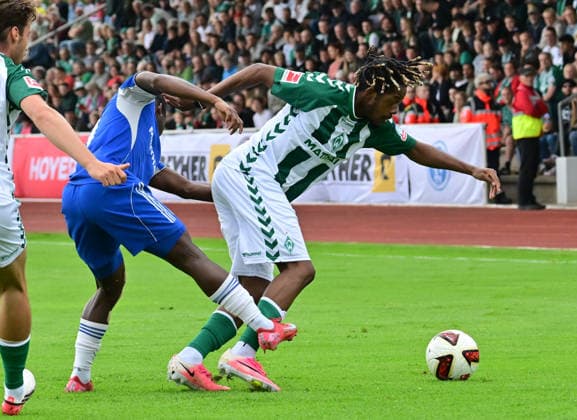 18.07.2026, GER, Fußball, Testsspiel, Verden, FC Verden 04 vs SV Werder Bremen Samuel Mbangula (Werder 07) versucht sich gegen Mamadou Ibrahima Diop (Verden 21) durchzusetzen Verden (Aller) Stadion Berliner Ring Niedersachsen Deutschland *** July 18, 2026, GER, Soccer, Friendly Match, Verden, FC Verden 04 vs. SV Werder Bremen; Samuel Mbangula (Werder 07) tries to get past Mamadou Ibrahima Diop (Verden 21); Verden Aller Stadium, Berliner Ring, Lower Saxony, Germany Copyright: xnordphotoxGmbH xWitkex