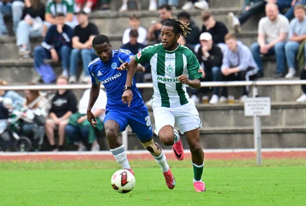 18.07.2026, GER, Fußball, Testsspiel, Verden, FC Verden 04 vs SV Werder Bremen Samuel Mbangula (Werder 07) versucht sich gegen Mamadou Ibrahima Diop (Verden 21) durchzusetzen Verden (Aller) Stadion Berliner Ring Niedersachsen Deutschland *** July 18, 2026, GER, Soccer, Friendly Match, Verden, FC Verden 04 vs. SV Werder Bremen; Samuel Mbangula (Werder 07) tries to get past Mamadou Ibrahima Diop (Verden 21); Verden Aller Stadium, Berliner Ring, Lower Saxony, Germany Copyright: xnordphotoxGmbH xWitkex