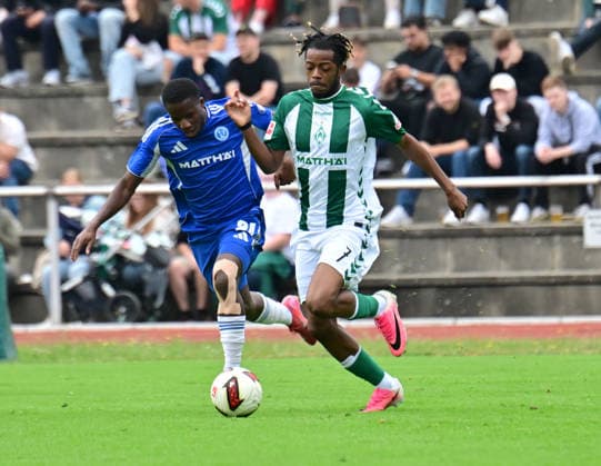 18.07.2026, GER, Fußball, Testsspiel, Verden, FC Verden 04 vs SV Werder Bremen Samuel Mbangula (Werder 07) versucht sich gegen Mamadou Ibrahima Diop (Verden 21) durchzusetzen Verden (Aller) Stadion Berliner Ring Niedersachsen Deutschland *** July 18, 2026, GER, Soccer, Friendly Match, Verden, FC Verden 04 vs. SV Werder Bremen; Samuel Mbangula (Werder 07) tries to get past Mamadou Ibrahima Diop (Verden 21); Verden Aller Stadium, Berliner Ring, Lower Saxony, Germany Copyright: xnordphotoxGmbH xWitkex