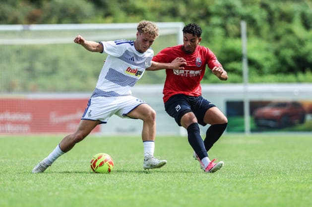 Fussball, 3.Liga Saison 2026 2027 Testspiel Bonner SC - MSV Duisburg 18.07.2026, Sportpark Nord Louis Blume (MSV Duisburg U19) Zweikampf Bonn Sportpark Nord Nordrhein-Westfalen Deutschland *** Sports, Soccer, 3rd Division, 2026–2027 Season, Friendly Match: Bonner SC vs. MSV Duisburg, July 18, 2026, Sportpark Nord, Louis Blume, MSV Duisburg U19, Tackle, Bonn, Sportpark Nord, North Rhine-Westphalia, Germany