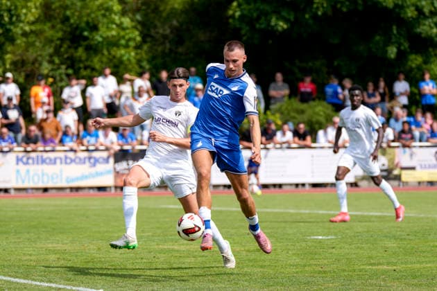 v.li.: Paul Polauke (SGV, 5), Tim Lemperle (Hoffenheim, 19), Zweikampf, Spielszene, Duell, duel, tackle, tackling, Dynamik, Action, Aktion, 18.07.2026, Bad Friedrichshall (Deutschland), Fussball, Testspiel, TSG 1899 Hoffenheim - SGV Heilbronn-Freiberg, DFB DFL REGULATIONS PROHIBIT ANY USE OF PHOTOGRAPHS AS IMAGE SEQUENCES AND OR QUASI-VIDEO. *** From left: Paul Polauke (SGV), 5, Tim Lemperle (Hoffenheim), 19, tackle, game scene, duel, tackle, tackling, dynamism, action, 18 July 2026, Bad Friedrichshall, Germany, soccer, friendly match, TSG 1899 Hoffenheim vs. SGV Heilbronn Freiberg, DFB and DFL regulations prohibit any use of photographs as image sequences and or quasi-video xozx