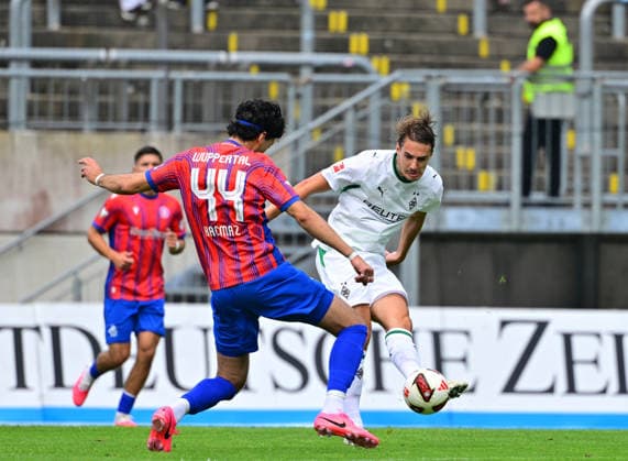 18.07.2026; Wuppertal; Fussball, Herren, Saison 2026 2027, Testspiel Wuppertaler SV vs. Borussia Moenchengladbach Zweikampf zwischen v. li. Herhat Kacmaz (Wuppertal), Florian Neuhaus (Gladbach) DFL regulations prohibit any use of photographs as image sequences and or quasi-video. Stadion am Zoo NRW Deutschland *** July 18, 2026 Wuppertal Soccer, Men s, 2026–2027 season, Friendly match: Wuppertaler SV vs. Borussia Mönchengladbach. Tackle between (from left) Herhat Kacmaz (Wuppertal) and Florian Neuhaus (Gladbach). DFL regulations prohibit any use of photographs as image sequences and or quasi-video. Stadion am Zoo, North Rhine-Westphalia, Germany