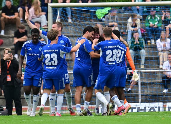 18.07.2026, GER, Fußball, Testsspiel, Verden, FC Verden 04 vs SV Werder Bremen Jalte Finnjan Röpe Jalte Finnjan Roepe (Verden 15) schiesst das Tor zum 1-1 für Verden vorbei an Torwart Karl Hein (Werder 01) und jubelt Verden (Aller) Stadion Berliner Ring Niedersachsen Deutschland *** July 18, 2026, GER, Soccer, Friendly Match, Verden, FC Verden 04 vs. SV Werder Bremen Jalte Finnjan Röpe Jalte Finnjan Roepe Verden 15 scores the goal to tie the game at 1–1 for Verden, beating goalkeeper Karl Hein of Werder 01, and celebrates at Verden Aller Stadium on Berliner Ring in Lower Saxony, Germany Copyright: xnordphotoxGmbH xWitkex