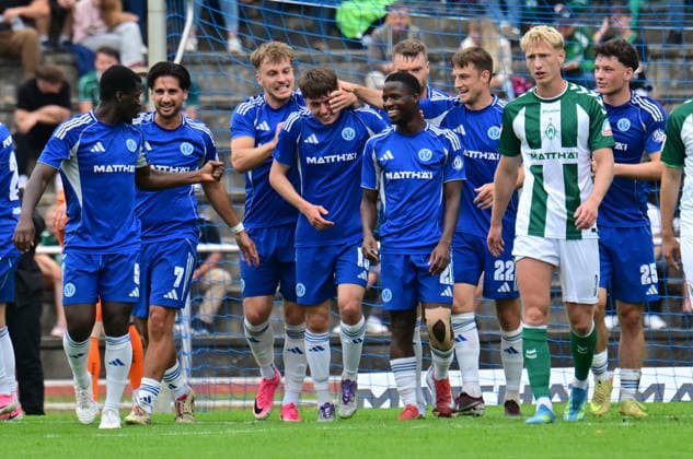 18.07.2026, GER, Fußball, Testsspiel, Verden, FC Verden 04 vs SV Werder Bremen Jalte Finnjan Röpe Jalte Finnjan Roepe (Verden 15) schiesst das Tor zum 1-1 für Verden vorbei an Torwart Karl Hein (Werder 01) und jubelt Verden (Aller) Stadion Berliner Ring Niedersachsen Deutschland *** July 18, 2026, GER, Soccer, Friendly Match, Verden, FC Verden 04 vs. SV Werder Bremen Jalte Finnjan Röpe Jalte Finnjan Roepe Verden 15 scores the goal to tie the game at 1–1 for Verden, beating goalkeeper Karl Hein of Werder 01, and celebrates at Verden Aller Stadium on Berliner Ring in Lower Saxony, Germany Copyright: xnordphotoxGmbH xWitkex