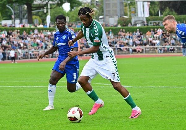 18.07.2026, GER, Fußball, Testsspiel, Verden, FC Verden 04 vs SV Werder Bremen Samuel Mbangula (Werder 07) versucht sich gegen Francis Abula Agombire (Verden 05) durchzusetzen Verden (Aller) Stadion Berliner Ring Niedersachsen Deutschland *** July 18, 2026, GER, Soccer, Friendly Match, Verden, FC Verden 04 vs. SV Werder Bremen; Samuel Mbangula (Werder 07) tries to get past Francis Abula Agombire (Verden 05); Verden Aller Stadium, Berliner Ring, Lower Saxony, Germany Copyright: xnordphotoxGmbH xWitkex