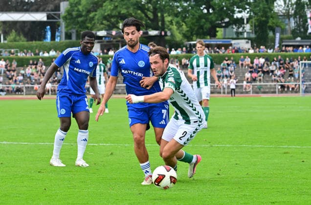 18.07.2026, GER, Fußball, Testsspiel, Verden, FC Verden 04 vs SV Werder Bremen Olivier Deman (Werder 02) versucht sich gegen Thomas Celik (Verden 07) durchzusetzen Verden (Aller) Stadion Berliner Ring Niedersachsen Deutschland *** July 18, 2026, GER, Soccer, Friendly Match, Verden, FC Verden 04 vs. SV Werder Bremen Olivier Deman Werder 02 tries to get past Thomas Celik Verden 07 Verden Aller Stadium Berliner Ring Lower Saxony Germany Copyright: xnordphotoxGmbH xWitkex