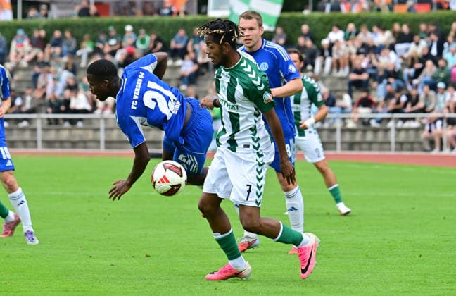 18.07.2026, GER, Fußball, Testsspiel, Verden, FC Verden 04 vs SV Werder Bremen Samuel Mbangula (Werder 07) versucht sich gegen Mamadou Ibrahima Diop (Verden 21) durchzusetzen Verden (Aller) Stadion Berliner Ring Niedersachsen Deutschland *** July 18, 2026, GER, Soccer, Friendly Match, Verden, FC Verden 04 vs. SV Werder Bremen; Samuel Mbangula (Werder 07) tries to get past Mamadou Ibrahima Diop (Verden 21); Verden Aller Stadium, Berliner Ring, Lower Saxony, Germany Copyright: xnordphotoxGmbH xWitkex