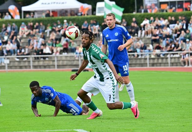 18.07.2026, GER, Fußball, Testsspiel, Verden, FC Verden 04 vs SV Werder Bremen Samuel Mbangula (Werder 07) versucht sich gegen Mamadou Ibrahima Diop (Verden 21) durchzusetzen Verden (Aller) Stadion Berliner Ring Niedersachsen Deutschland *** July 18, 2026, GER, Soccer, Friendly Match, Verden, FC Verden 04 vs. SV Werder Bremen; Samuel Mbangula (Werder 07) tries to get past Mamadou Ibrahima Diop (Verden 21); Verden Aller Stadium, Berliner Ring, Lower Saxony, Germany Copyright: xnordphotoxGmbH xWitkex