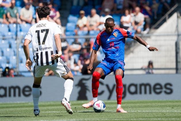 BASEL, SWITZERLAND - JULY 18: Vasilije Adzic of Juventus L) battles for the ball with Akpe Victory Maduabuchukwu of Basel R) during the pre-season friendly match between FC Basel 1893 and Juventus at St. Jakob Stadium on July 18, 2026 in Basel, Switzerland. *** BASEL, SWITZERLAND, JULY 18 — Vasilije Adzic of Juventus (L) battles for the ball with Akpe Victory Maduabuchukwu of Basel (R) during the preseason friendly match between FC Basel 1893 and Juventus at St. Jakob Stadium on July 18, 2026, in Basel, Switzerland Copyright: xJustPictures.ch PascalxvonxBürenx jp-en-EuSpIm-Pavo_Fotografie-05303