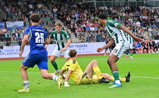 18.07.2026, GER, Fußball, Testsspiel, Verden, FC Verden 04 vs SV Werder Bremen Jens Stage (Werder 06) schiesst das Tor zum 4-1 für Bremen vorbei an Torwart Keno Rodel (Verden 01) Verden (Aller) Stadion Berliner Ring Niedersachsen Deutschland *** July 18, 2026, GER, Soccer, Friendly Match, Verden, FC Verden 04 vs. SV Werder Bremen Jens Stage (Werder 06) scores the goal to make it 4–1 for Bremen, beating goalkeeper Keno Rodel (Verden 01) at Verden Aller Stadium, Berliner Ring, Lower Saxony, Germany Copyright: xnordphotoxGmbH xWitkex