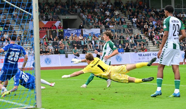 18.07.2026, GER, Fußball, Testsspiel, Verden, FC Verden 04 vs SV Werder Bremen Jens Stage (Werder 06) schiesst das Tor zum 4-1 für Bremen vorbei an Torwart Keno Rodel (Verden 01) Verden (Aller) Stadion Berliner Ring Niedersachsen Deutschland *** July 18, 2026, GER, Soccer, Friendly Match, Verden, FC Verden 04 vs. SV Werder Bremen Jens Stage (Werder 06) scores the goal to make it 4–1 for Bremen, beating goalkeeper Keno Rodel (Verden 01) at Verden Aller Stadium, Berliner Ring, Lower Saxony, Germany Copyright: xnordphotoxGmbH xWitkex