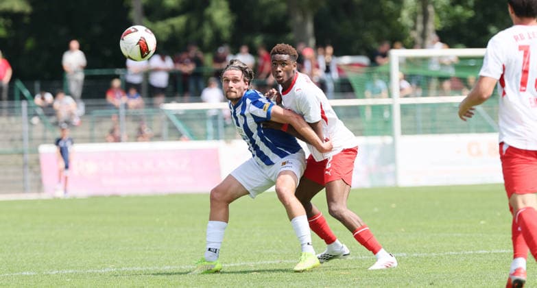 RB Leipzig Ð Altglienicke Testspiel Markranstädt, 18.07.2026, Stadion am Bad, Fussball, Testspiel , RB Leipzig vs. VSG Altglienicke , Im Bild von links: Jonas Nietfeld (10, Altglienicke), Abdoul Kone ( 2, RB Leipzig). , Nur zur redaktionellen Nutzung. Only editorial use. , *** RB Leipzig vs. Altglienicke Friendly Match in Markranstädt, July 18, 2026, Stadion am Bad, soccer, friendly match, RB Leipzig vs. VSG Altglienicke, Pictured from left: Jonas Nietfeld 10 (Altglienicke), Abdoul Kone 2 (RB Leipzig), For editorial use only, Picture Point