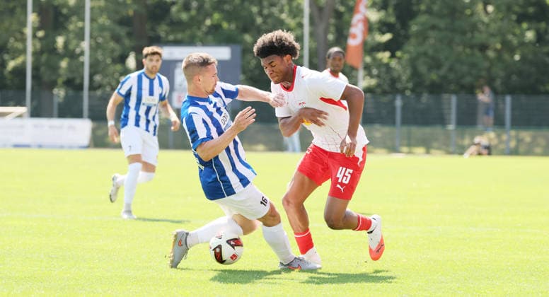 RB Leipzig Ð Altglienicke Testspiel Markranstädt, 18.07.2026, Stadion am Bad, Fussball, Testspiel , RB Leipzig vs. VSG Altglienicke , Im Bild von links: Anthony Barylla (16, Altglienicke), Samba Konate (45, RB Leipzig) , Nur zur redaktionellen Nutzung. Only editorial use. , *** RB Leipzig vs. Altglienicke Friendly Match, Markranstädt, July 18, 2026, Stadion am Bad, Soccer, Friendly Match, RB Leipzig vs. VSG Altglienicke, Pictured from left: Anthony Barylla 16, Altglienicke, Samba Konate 45, RB Leipzig, For editorial use only, Picture Point