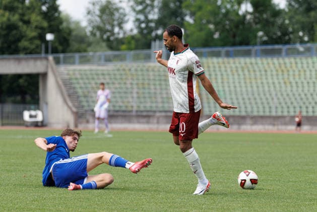 Julius Aschmann (8, BFV-Schwaben-Auswahl) und Alexis Claude-Maurice (20, FC Augsburg) beim Spiel zwischen FC Augsburg v BFV-Schwaben-Auswahl, Fussball, Herren, Bundesliga, 2026 2027, Testspiel am 18.07.2026 in Augsburg, Rosenaustadion. Bayern Deutschland *** Julius Aschmann, 8, BFV Schwaben Select Team, and Alexis Claude Maurice, 20, FC Augsburg, during the match between FC Augsburg and BFV Schwaben Select Team, soccer, men s, Bundesliga, 2026–2027, Friendly match on July 18, 2026, in Augsburg, Rosenaustadion, Bavaria, Germany