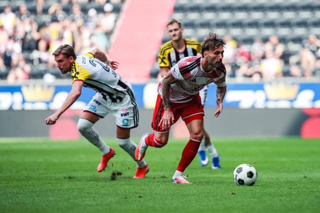 SOCCER - LASK vs Duesseldorf, test match LINZ,AUSTRIA,18.JUL.26 - SOCCER - ADMIRAL Bundesliga, 3. Liga, Linzer ASK vs Fortuna Duesseldorf, test match. Image shows Kasper Jorgensen (LASK) and Steven van der Sloot (Duesseldorf).  GEPAxpictures xManuelxBinder