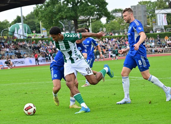 18.07.2026, GER, Fußball, Testsspiel, Verden, FC Verden 04 vs SV Werder Bremen Salim Musah (Werder 29) versucht sich gegnn Piet Freiberg (Verden 25) durchzusetzen Verden (Aller) Stadion Berliner Ring Niedersachsen Deutschland *** July 18, 2026, GER, Soccer, Friendly Match, Verden, FC Verden 04 vs. SV Werder Bremen; Salim Musah (Werder 29) tries to get past Piet Freiberg (Verden 25); Verden Aller Stadium, Berliner Ring, Lower Saxony, Germany Copyright: xnordphotoxGmbH xWitkex