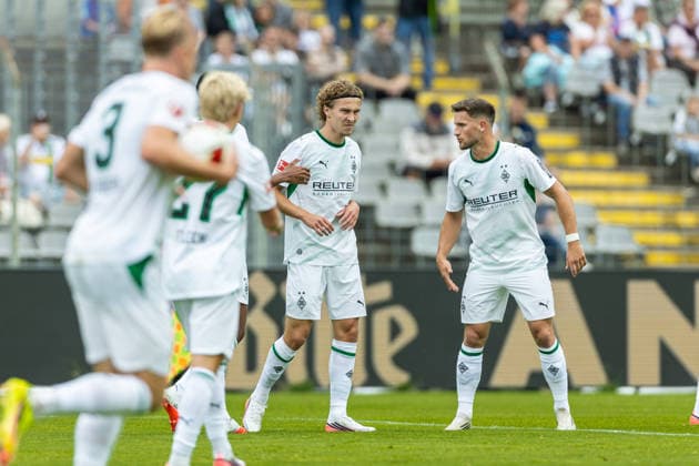 Hugo Bolin (Borussia Moenchengladbach) Torjubel, jubelt mit seiner Mannschaft nach dem Treffer zum 0:2 waehrend des Freundschaftsspiels in der Saisonvorbereitung zwischen Wuppertaler Sportverein und Borussia Mönchengladbach im Stadion am Zoo am 18. Juli 2026 in Wuppertal, Deutschland. (Foto von Mario Hommes DeFodi Images) +++ Hugo Bolin (Borussia Moenchengladbach) celebrates after scoring his team s second goal with teammates during the during the pre-season friendly match between Wuppertaler Sportverein and Borussia Mönchengladbach at Stadion am Zoo on July 18, 2026 in Wuppertal, Germany. (Photo by Mario Hommes DeFodi Images) - *** Hugo Bolin, Borussia Mönchengladbach, celebrating a goal, celebrates with his teammates after scoring the 0–2 goal during a preseason friendly match between Wuppertaler Sportverein and Borussia Mönchengladbach at the Stadion am Zoo on July 18, 2026, in Wuppertal, Germany Photo by Mario Hommes DeFodi Images Hugo Bolin of Borussia Mönchengladbach celebrates with his teammates after scoring his team’s second goal during the preseason friendly match between Wuppertaler Sportverein and Borussia Mönchengladbach at Stadion am Zoo on July 18, 2026 in Wuppertal, Germany Photo by Mario Hommes DeFodi Images