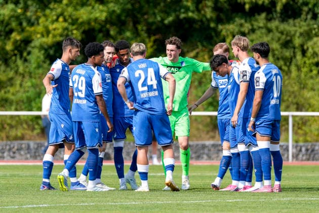 Spieler der TSG 1899 Hoffenheim, schwören sich mit einem Mannschaftskreis vor dem Anpfiff ein, Kreis, Teamkreis, Konzentration, Kameradschaft, Ansprache, Motivation, 18.07.2026, Bad Friedrichshall (Deutschland), Fussball, Testspiel, TSG 1899 Hoffenheim - SGV Heilbronn-Freiberg, DFB DFL REGULATIONS PROHIBIT ANY USE OF PHOTOGRAPHS AS IMAGE SEQUENCES AND OR QUASI-VIDEO. *** Players from TSG 1899 Hoffenheim gather in a team huddle before kickoff; huddle, team huddle, concentration, camaraderie, pep talk, motivation, July 18, 2026, Bad Friedrichshall, Germany, soccer, friendly match, TSG 1899 Hoffenheim vs. SGV Heilbronn Freiberg, DFB and DFL regulations prohibit any use of photographs as image sequences and or quasi-video xozx