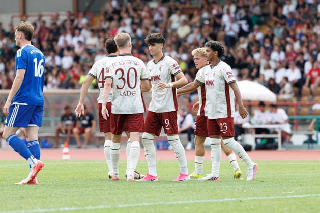 Team (FC Augsburg) Tor zum 3 : 0 beim Spiel zwischen FC Augsburg v BFV-Schwaben-Auswahl, Fussball, Herren, Bundesliga, 2026 2027, Testspiel am 18.07.2026 in Augsburg, Rosenaustadion. Bayern Deutschland *** FC Augsburg scores the 3-0 goal in the match between FC Augsburg and the BFV Schwaben All-Star Team, soccer, men s, Bundesliga, 2026–2027, friendly match on July 18, 2026, in Augsburg, Rosenaustadion, Bavaria, Germany