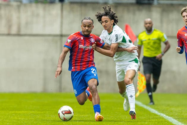 Ariyou Ayinla (Wuppertaler Sportverein) und Wael Mohya (Borussia Moenchengladbach) im Zweikampf waehrend des Freundschaftsspiels in der Saisonvorbereitung zwischen Wuppertaler Sportverein und Borussia Mönchengladbach im Stadion am Zoo am 18. Juli 2026 in Wuppertal, Deutschland. (Foto von Mario Hommes DeFodi Images) +++ Ariyou Ayinla (Wuppertaler Sportverein) und Wael Mohya (Borussia Moenchengladbach) battle for the ball during the during the pre-season friendly match between Wuppertaler Sportverein and Borussia Mönchengladbach at Stadion am Zoo on July 18, 2026 in Wuppertal, Germany. (Photo by Mario Hommes DeFodi Images) - *** Ariyou Ayinla of Wuppertaler Sportverein and Wael Mohya of Borussia Mönchengladbach battle for the ball during the preseason friendly match between Wuppertaler Sportverein and Borussia Mönchengladbach at the Stadion am Zoo on July 18, 2026, in Wuppertal, Germany Photo by Mario Hommes DeFodi Images Ariyou Ayinla of Wuppertaler Sportverein and Wael Mohya of Borussia Mönchengladbach battle for the ball during the preseason friendly match between Wuppertaler Sportverein and Borussia Mönchengladbach at Stadion am Zoo on July 18, 2026 in Wuppertal, Germany. Photo by Mario Hommes, DeFodi Images