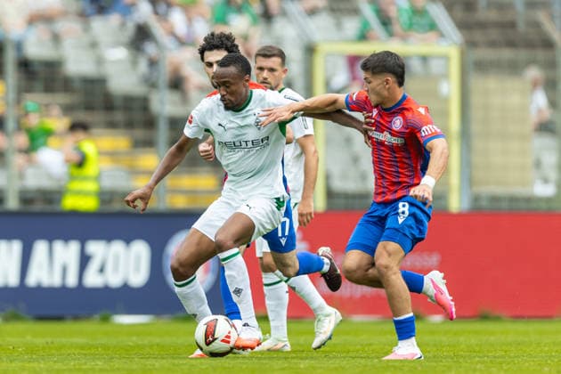 Nathan Ngoumou (Borussia Moenchengladbach) und Duje Goles (Wuppertaler Sportverein) im Zweikampf waehrend des Freundschaftsspiels in der Saisonvorbereitung zwischen Wuppertaler Sportverein und Borussia Mönchengladbach im Stadion am Zoo am 18. Juli 2026 in Wuppertal, Deutschland. (Foto von Mario Hommes DeFodi Images) +++ Nathan Ngoumou (Borussia Moenchengladbach) und Duje Goles (Wuppertaler Sportverein) battle for the ball during the during the pre-season friendly match between Wuppertaler Sportverein and Borussia Mönchengladbach at Stadion am Zoo on July 18, 2026 in Wuppertal, Germany. (Photo by Mario Hommes DeFodi Images) - *** Nathan Ngoumou of Borussia Mönchengladbach and Duje Goles of Wuppertaler Sportverein battle for the ball during the preseason friendly match between Wuppertaler Sportverein and Borussia Mönchengladbach at the Stadion am Zoo on July 18, 2026, in Wuppertal, Germany Photo by Mario Hommes DeFodi Images Nathan Ngoumou of Borussia Mönchengladbach and Duje Goles of Wuppertaler Sportverein battle for the ball during the preseason friendly match between Wuppertaler Sportverein and Borussia Mönchengladbach at Stadion am Zoo on July 18, 2026 in Wuppertal, Germany. Photo by Mario Hommes, DeFodi Images
