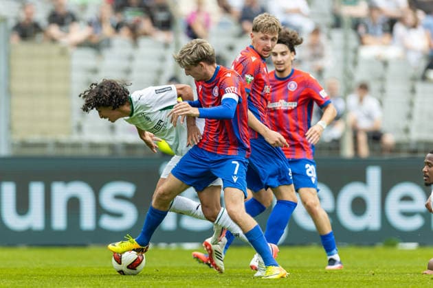 Wael Mohya (Borussia Moenchengladbach) und Semir Saric (Wuppertaler Sportverein) im Zweikampf waehrend des Freundschaftsspiels in der Saisonvorbereitung zwischen Wuppertaler Sportverein und Borussia Mönchengladbach im Stadion am Zoo am 18. Juli 2026 in Wuppertal, Deutschland. (Foto von Mario Hommes DeFodi Images) +++ Wael Mohya (Borussia Moenchengladbach) und Semir Saric (Wuppertaler Sportverein) battle for the ball during the during the pre-season friendly match between Wuppertaler Sportverein and Borussia Mönchengladbach at Stadion am Zoo on July 18, 2026 in Wuppertal, Germany. (Photo by Mario Hommes DeFodi Images) - *** Wael Mohya of Borussia Mönchengladbach and Semir Saric of Wuppertaler Sportverein battle for the ball during the preseason friendly match between Wuppertaler Sportverein and Borussia Mönchengladbach at the Stadion am Zoo on July 18, 2026, in Wuppertal, Germany Photo by Mario Hommes, DeFodi Images Wael Mohya of Borussia Mönchengladbach and Semir Saric of Wuppertaler Sportverein battle for the ball during the preseason friendly match between Wuppertaler Sportverein and Borussia Mönchengladbach at Stadion am Zoo on July 18, 2026 in Wuppertal, Germany. Photo by Mario Hommes, DeFodi Images