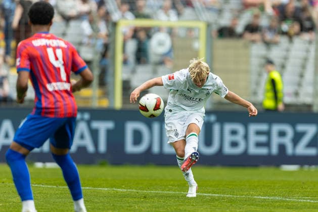 Fritz Fleck (Borussia Moenchengladbach) in Aktion, am Ball, Einzelaktion waehrend des Freundschaftsspiels in der Saisonvorbereitung zwischen Wuppertaler Sportverein und Borussia Mönchengladbach im Stadion am Zoo am 18. Juli 2026 in Wuppertal, Deutschland. (Foto von Mario Hommes DeFodi Images) +++ Fritz Fleck (Borussia Moenchengladbach) controls the ball during the during the pre-season friendly match between Wuppertaler Sportverein and Borussia Mönchengladbach at Stadion am Zoo on July 18, 2026 in Wuppertal, Germany. (Photo by Mario Hommes DeFodi Images) - *** Fritz Fleck of Borussia Mönchengladbach in action, on the ball, making a solo run during the preseason friendly match between Wuppertaler Sportverein and Borussia Mönchengladbach at Stadion am Zoo on July 18, 2026, in Wuppertal, Germany. Photo by Mario Hommes, DeFodi Images. Fritz Fleck of Borussia Mönchengladbach controls the ball during the preseason friendly match between Wuppertaler Sportverein and Borussia Mönchengladbach at Stadion am Zoo on July 18, 2026, in Wuppertal, Germany. Photo by Mario Hommes, DeFodi Images.