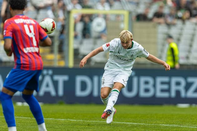 Fritz Fleck (Borussia Moenchengladbach) in Aktion, am Ball, Einzelaktion waehrend des Freundschaftsspiels in der Saisonvorbereitung zwischen Wuppertaler Sportverein und Borussia Mönchengladbach im Stadion am Zoo am 18. Juli 2026 in Wuppertal, Deutschland. (Foto von Mario Hommes DeFodi Images) +++ Fritz Fleck (Borussia Moenchengladbach) controls the ball during the during the pre-season friendly match between Wuppertaler Sportverein and Borussia Mönchengladbach at Stadion am Zoo on July 18, 2026 in Wuppertal, Germany. (Photo by Mario Hommes DeFodi Images) - *** Fritz Fleck of Borussia Mönchengladbach in action, on the ball, making a solo run during the preseason friendly match between Wuppertaler Sportverein and Borussia Mönchengladbach at Stadion am Zoo on July 18, 2026, in Wuppertal, Germany. Photo by Mario Hommes, DeFodi Images. Fritz Fleck of Borussia Mönchengladbach controls the ball during the preseason friendly match between Wuppertaler Sportverein and Borussia Mönchengladbach at Stadion am Zoo on July 18, 2026, in Wuppertal, Germany. Photo by Mario Hommes, DeFodi Images.
