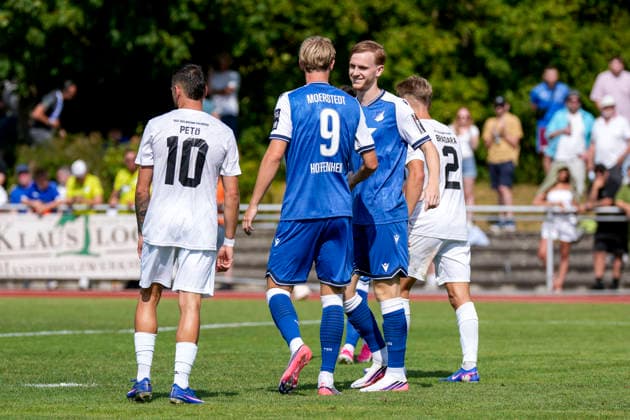 v.li.: Max Moerstedt (Hoffenheim, 9), Torschütze Mats Rots (Hoffenheim, 39, Neuzugang), Spieler der TSG 1899 Hoffenheim, jubeln über das Tor zum 2:0, Jubel, Torjubel, Torerfolg, celebrate the goal, goal, celebration, jubelt ueber das Tor, Freuen, Freude, freut sich, optimistisch, positiv, Spielszene, Highlight, Action, Aktion, 18.07.2026, Bad Friedrichshall (Deutschland), Fussball, Testspiel, TSG 1899 Hoffenheim - SGV Heilbronn-Freiberg, DFB DFL REGULATIONS PROHIBIT ANY USE OF PHOTOGRAPHS AS IMAGE SEQUENCES AND OR QUASI-VIDEO. *** From left: Max Moerstedt (Hoffenheim), 9; goal scorer Mats Rots (Hoffenheim), 39; new signing; players from TSG 1899 Hoffenheim, celebrating the 2-0 goal, Celebration, goal celebration, goal scored, celebrating the goal, goal, celebration, celebrating the goal, joy, happiness, happy, optimistic, positive, game scene, highlight, action, July 18, 2026, Bad Friedrichshall, Germany, soccer, friendly match, TSG 1899 Hoffenheim vs. SGV Heilbronn Freiberg, DFB and DFL regulations prohibit any use of photographs as image sequences and or quasi-video xozx
