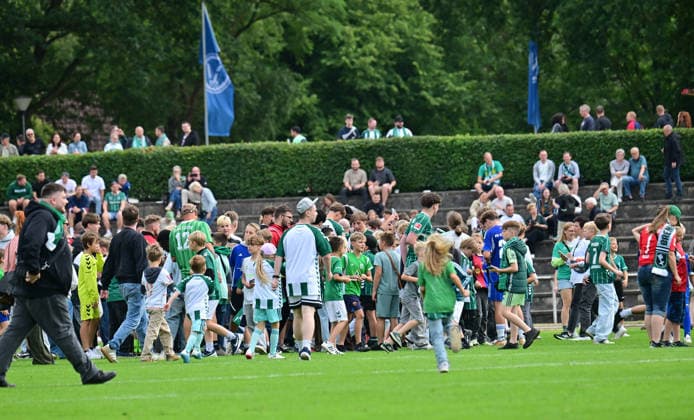 18.07.2026, GER, Fußball, Testsspiel, Verden, FC Verden 04 vs SV Werder Bremen nach dem Spiel rennen alle Zuschauer auf den Rasen, um Autogramme zu ergattern Verden (Aller) Stadion Berliner Ring Niedersachsen Deutschland *** July 18, 2026, GER, Soccer, Friendly Match, Verden, FC Verden 04 vs. SV Werder Bremen; after the game, all the spectators rush onto the field to get autographs; Verden Aller Stadium, Berliner Ring, Lower Saxony, Germany Copyright: xnordphotoxGmbH xWitkex