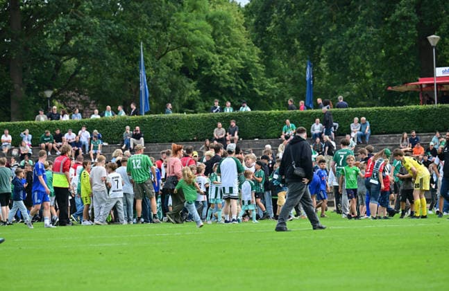 18.07.2026, GER, Fußball, Testsspiel, Verden, FC Verden 04 vs SV Werder Bremen nach dem Spiel rennen alle Zuschauer auf den Rasen, um Autogramme zu ergattern Verden (Aller) Stadion Berliner Ring Niedersachsen Deutschland *** July 18, 2026, GER, Soccer, Friendly Match, Verden, FC Verden 04 vs. SV Werder Bremen; after the game, all the spectators rush onto the field to get autographs; Verden Aller Stadium, Berliner Ring, Lower Saxony, Germany Copyright: xnordphotoxGmbH xWitkex