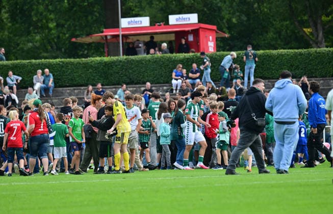 18.07.2026, GER, Fußball, Testsspiel, Verden, FC Verden 04 vs SV Werder Bremen nach dem Spiel rennen alle Zuschauer auf den Rasen, um Autogramme zu ergattern Verden (Aller) Stadion Berliner Ring Niedersachsen Deutschland *** July 18, 2026, GER, Soccer, Friendly Match, Verden, FC Verden 04 vs. SV Werder Bremen; after the game, all the spectators rush onto the field to get autographs; Verden Aller Stadium, Berliner Ring, Lower Saxony, Germany Copyright: xnordphotoxGmbH xWitkex