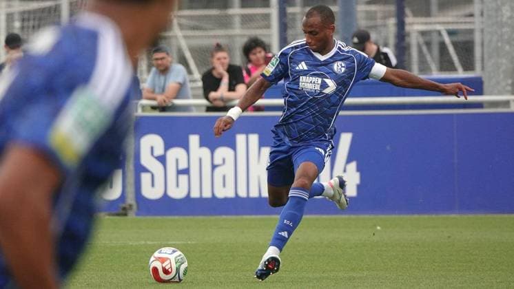 Fußball Testspiel Begegnung FC Schalke 04 U23 gegen TSV Steinbach Haiger ** NUR FÜR REDAKTIONELLE ZWECKE ** EDITORIAL USE ONLY **<p>FC-Spieler Ben Bella am Samstag, 18.07.2026 in der Fußball Testspiel Begegnung FC Schalke 04 U23 (blau) gegen TSV Steinbach Haiger auf dem Rasenplatz 4 am Parkstadion in Gelsenkirchen. Deutschland NRW Gelsenkirchen Copyright: MichaelxKorte *** FC Schalke 04 U23 vs. TSV Steinbach Haiger Friendly Match ** FOR EDITORIAL PURPOSES ONLY ** EDITORIAL USE ONLY ** p FC player Ben Bella on Saturday, July 18, 2026, during the soccer friendly match between FC Schalke 04 U23 (in blue) and TSV Steinbach Haiger on Field 4 at the Parkstadion in Gelsenkirchen, Germany (North Rhine-Westphalia), Gelsenkirchen. Copyright MichaelxKorte Copyright: MichaelxKorte doc86rryzxpt831d9jngnpb ,EDITORIAL USE ONLY