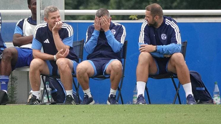 Fußball Testspiel Begegnung FC Schalke 04 U23 gegen TSV Steinbach Haiger ** NUR FÜR REDAKTIONELLE ZWECKE ** EDITORIAL USE ONLY **<p>FC-Trainerbank mit Tomaz Waldoch, Jakob Fimpel und Pierre-Michel Lasogga (v.l.) am Samstag, 18.07.2026 in der Fußball Testspiel Begegnung FC Schalke 04 U23 (blau) gegen TSV Steinbach Haiger auf dem Rasenplatz 4 am Parkstadion in Gelsenkirchen. Deutschland NRW Gelsenkirchen Copyright: MichaelxKorte *** Soccer Friendly Match: FC Schalke 04 U23 vs. TSV Steinbach Haiger ** FOR EDITORIAL PURPOSES ONLY ** EDITORIAL USE ONLY ** p FC bench with Tomaz Waldoch, Jakob Fimpel, and Pierre Michel Lasogga (from left) on Saturday, July 18, 2026, during the soccer friendly match between FC Schalke 04 U23 (in blue) and TSV Steinbach Haiger on Field 4 at the Parkstadion in Gelsenkirchen, Germany (North Rhine-Westphalia), Gelsenkirchen. Copyright MichaelxKorte Copyright: MichaelxKorte doc86rrz2d7cuv1khyef228p ,EDITORIAL USE ONLY
