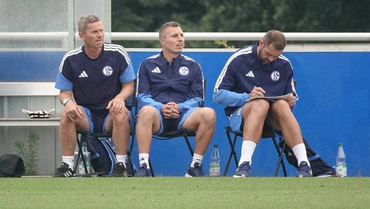 Fußball Testspiel Begegnung FC Schalke 04 U23 gegen TSV Steinbach Haiger ** NUR FÜR REDAKTIONELLE ZWECKE ** EDITORIAL USE ONLY **<p>FC-Trainerbank mit Tomaz Waldoch, Jakob Fimpel und Pierre-Michel Lasogga (v.l.) am Samstag, 18.07.2026 in der Fußball Testspiel Begegnung FC Schalke 04 U23 (blau) gegen TSV Steinbach Haiger auf dem Rasenplatz 4 am Parkstadion in Gelsenkirchen. Deutschland NRW Gelsenkirchen Copyright: MichaelxKorte *** Soccer Friendly Match: FC Schalke 04 U23 vs. TSV Steinbach Haiger ** FOR EDITORIAL PURPOSES ONLY ** EDITORIAL USE ONLY ** p FC bench with Tomaz Waldoch, Jakob Fimpel, and Pierre Michel Lasogga (from left) on Saturday, July 18, 2026, during the soccer friendly match between FC Schalke 04 U23 (in blue) and TSV Steinbach Haiger on Field 4 at the Parkstadion in Gelsenkirchen, Germany (North Rhine-Westphalia), Gelsenkirchen. Copyright MichaelxKorte Copyright: MichaelxKorte doc86rrz31x2qsty9wd22fh ,EDITORIAL USE ONLY