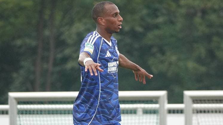 Fußball Testspiel Begegnung FC Schalke 04 U23 gegen TSV Steinbach Haiger ** NUR FÜR REDAKTIONELLE ZWECKE ** EDITORIAL USE ONLY **<p>FC-Spieler Ben Bella am Samstag, 18.07.2026 in der Fußball Testspiel Begegnung FC Schalke 04 U23 (blau) gegen TSV Steinbach Haiger auf dem Rasenplatz 4 am Parkstadion in Gelsenkirchen. Deutschland NRW Gelsenkirchen Copyright: MichaelxKorte *** FC Schalke 04 U23 vs. TSV Steinbach Haiger Friendly Match ** FOR EDITORIAL PURPOSES ONLY ** EDITORIAL USE ONLY ** p FC player Ben Bella on Saturday, July 18, 2026, during the soccer friendly match between FC Schalke 04 U23 (in blue) and TSV Steinbach Haiger on Field 4 at the Parkstadion in Gelsenkirchen, Germany (North Rhine-Westphalia), Gelsenkirchen. Copyright MichaelxKorte Copyright: MichaelxKorte doc86rrztys20i1kiv7u24im ,EDITORIAL USE ONLY