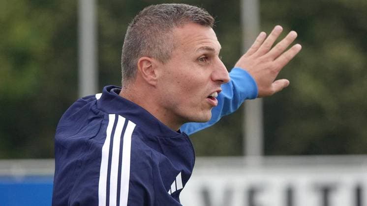 Fußball Testspiel Begegnung FC Schalke 04 U23 gegen TSV Steinbach Haiger ** NUR FÜR REDAKTIONELLE ZWECKE ** EDITORIAL USE ONLY **<p>FC-Trainer Jakob Fimpel am Samstag, 18.07.2026 in der Fußball Testspiel Begegnung FC Schalke 04 U23 (blau) gegen TSV Steinbach Haiger auf dem Rasenplatz 4 am Parkstadion in Gelsenkirchen. Deutschland NRW Gelsenkirchen Copyright: MichaelxKorte *** FC Schalke 04 U23 vs. TSV Steinbach Haiger Friendly Match ** FOR EDITORIAL PURPOSES ONLY ** EDITORIAL USE ONLY ** p FC Coach Jakob Fimpel on Saturday, July 18, 2026, during the soccer friendly match between FC Schalke 04 U23 (in blue) and TSV Steinbach Haiger on Field 4 at the Parkstadion in Gelsenkirchen, Germany (North Rhine-Westphalia), Gelsenkirchen. Copyright MichaelxKorte Copyright: MichaelxKorte doc86rrywlrj451mwhk8ob1 ,EDITORIAL USE ONLY