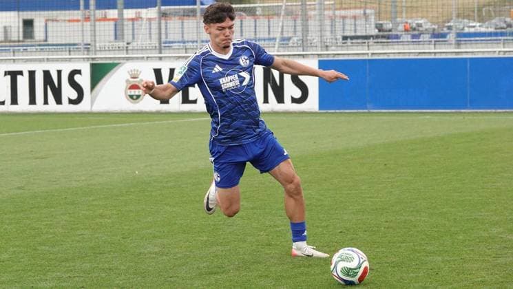 Fußball Testspiel Begegnung FC Schalke 04 U23 gegen TSV Steinbach Haiger ** NUR FÜR REDAKTIONELLE ZWECKE ** EDITORIAL USE ONLY **<p>FC-Spieler Louis Tober am Samstag, 18.07.2026 in der Fußball Testspiel Begegnung FC Schalke 04 U23 (blau) gegen TSV Steinbach Haiger auf dem Rasenplatz 4 am Parkstadion in Gelsenkirchen. Deutschland NRW Gelsenkirchen Copyright: MichaelxKorte *** FC Schalke 04 U23 vs. TSV Steinbach Haiger Friendly Match ** FOR EDITORIAL PURPOSES ONLY ** EDITORIAL USE ONLY ** p FC player Louis Tober on Saturday, July 18, 2026, during the soccer friendly match between FC Schalke 04 U23 (in blue) and TSV Steinbach Haiger on Field 4 at the Parkstadion in Gelsenkirchen, Germany (North Rhine-Westphalia), Gelsenkirchen. Copyright MichaelxKorte Copyright: MichaelxKorte doc86rryxirbg318zamx24im ,EDITORIAL USE ONLY